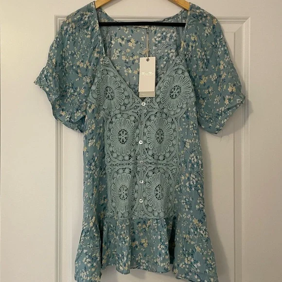 NWT Miss Me Buckle Blue Floral with crochet overlay flutter sleeve tunic blouse - Picture 2 of 9